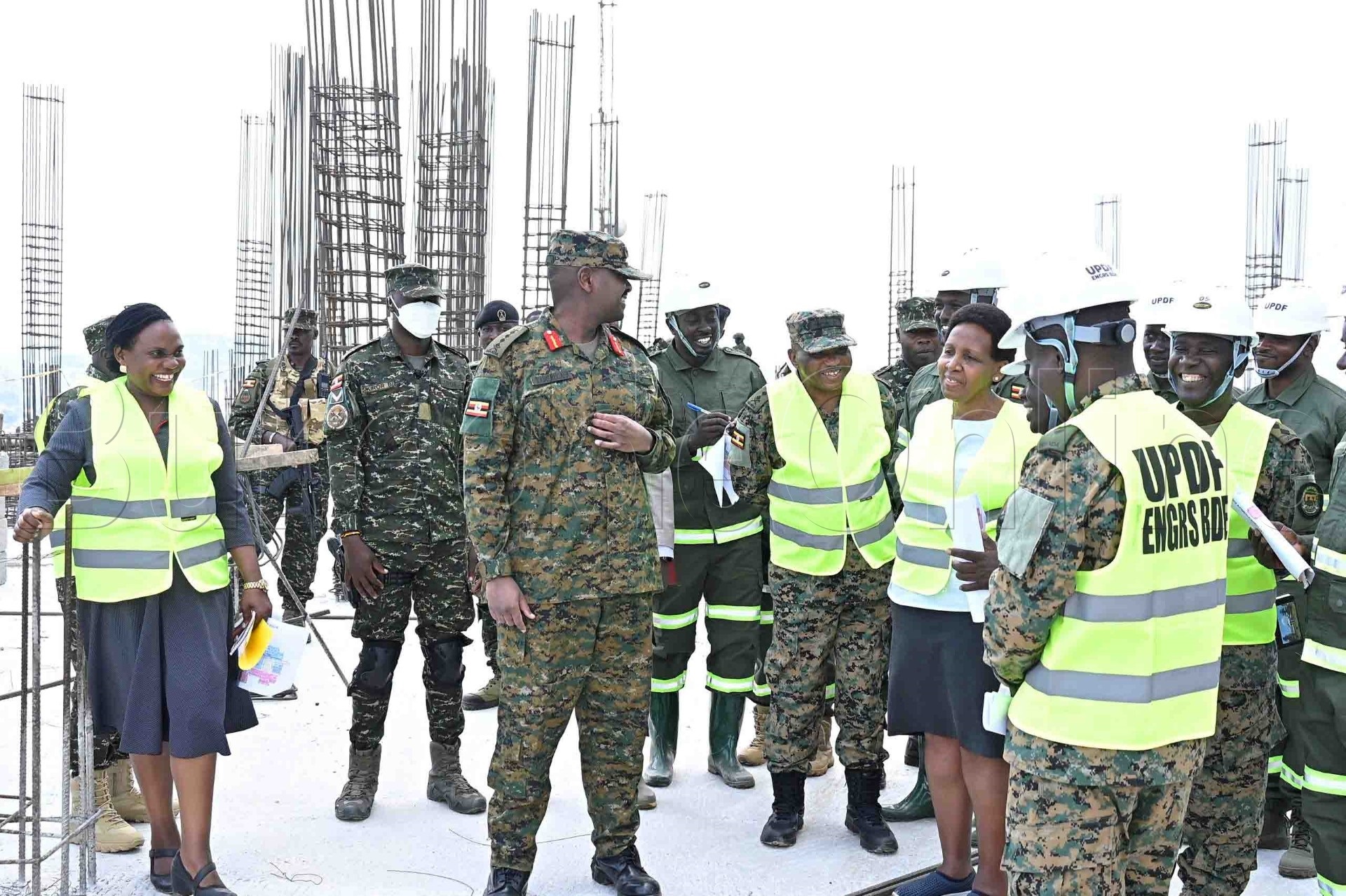 Gen. Muhoozi ng'anyumyamu ne bannamagye banne