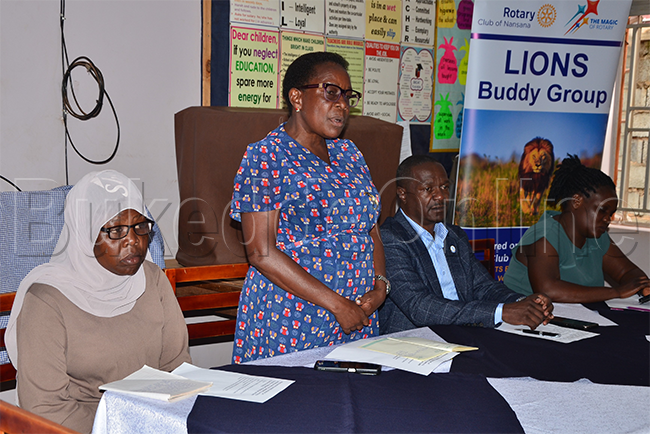 Nabakooza Margret akulira essomero ng'annyonnyola ebimu ku bibasoomooza