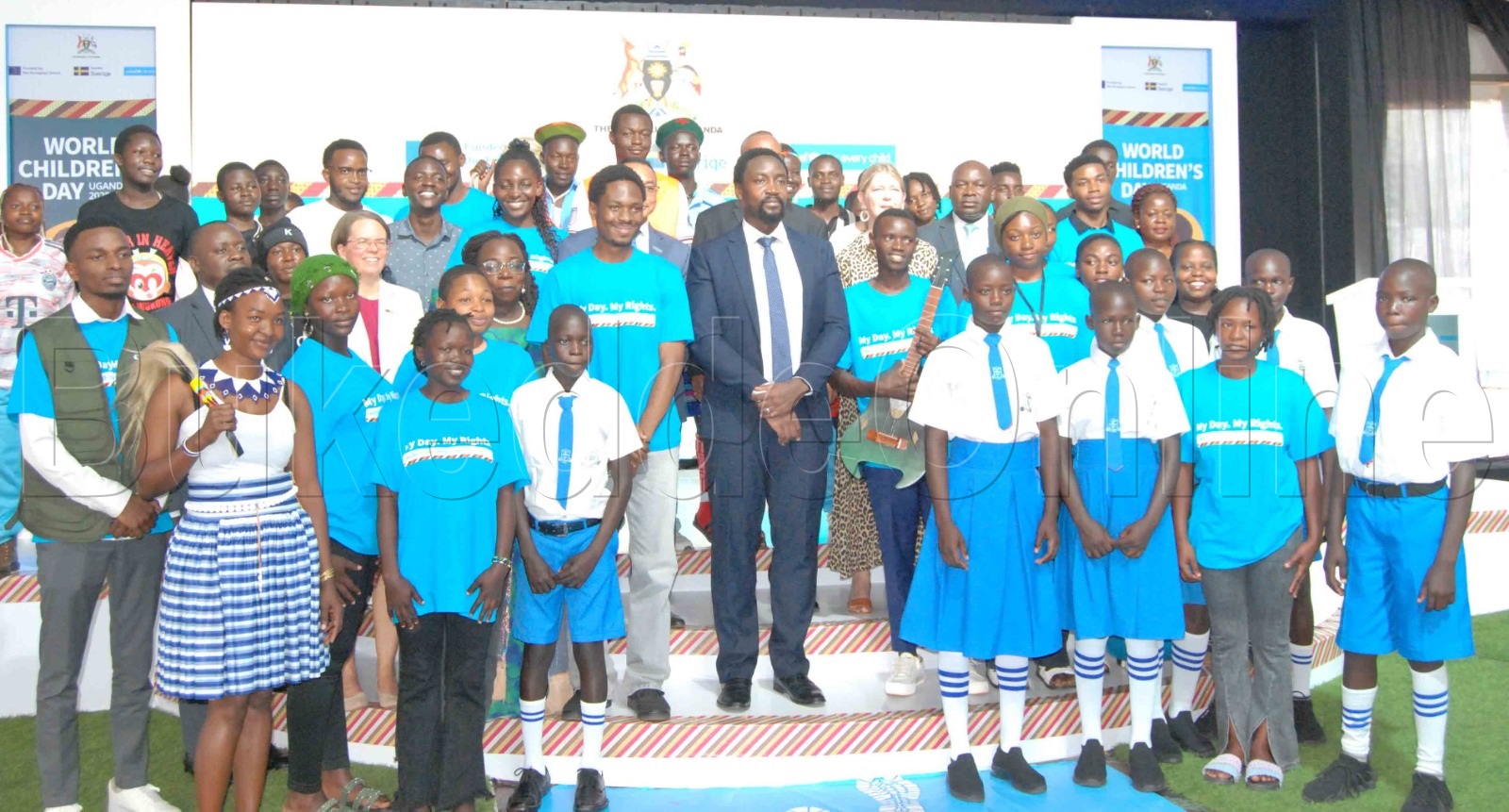 Kyabazinga William Gabula (wakati mu ttayi) nga ali n'abamu ku bayizi b'amasomero n'abantu abetabye ku mukolo