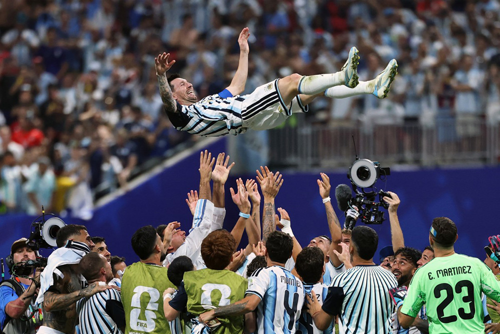 Argentina's forward #10 Lionel Messi celebrates with teammates after winning the 2026 World Cup round of 16 football match between Argentina and Egypt at Atlanta Stadium in Atlanta on July 7, 2026. (Photo by Thomas COEX / AFP)