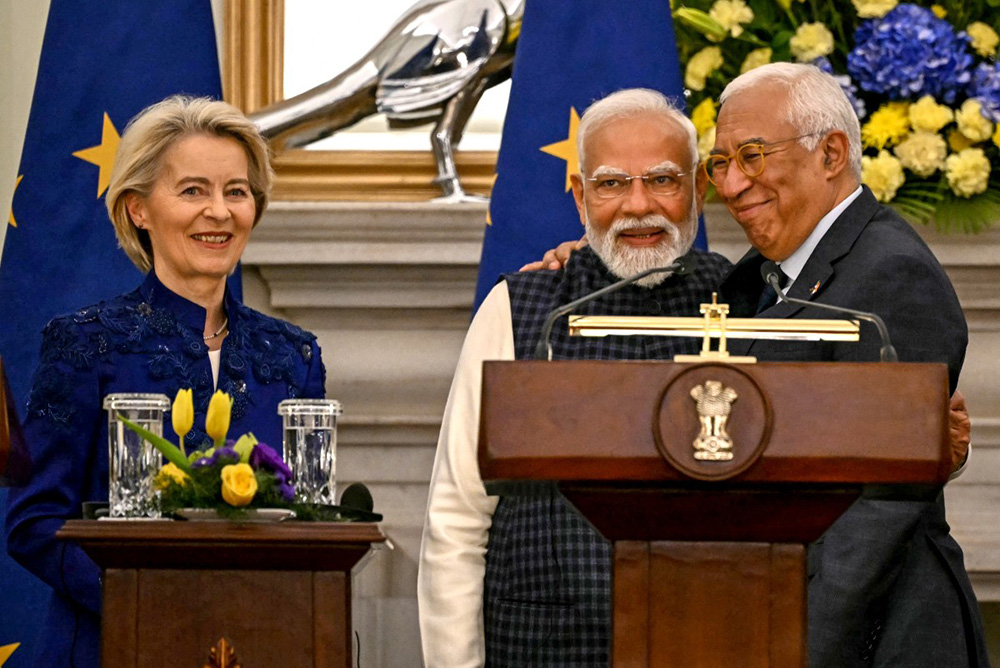 India's Prime Minister Narendra Modi (C) embraces European Council President Antonio Costa (R) as European Commission President Ursula von der Leyen looks on during the joint press statements after their meeting at the Hyderabad House in New Delhi on January 27, 2026. (Photo by Sajjad HUSSAIN / AFP)