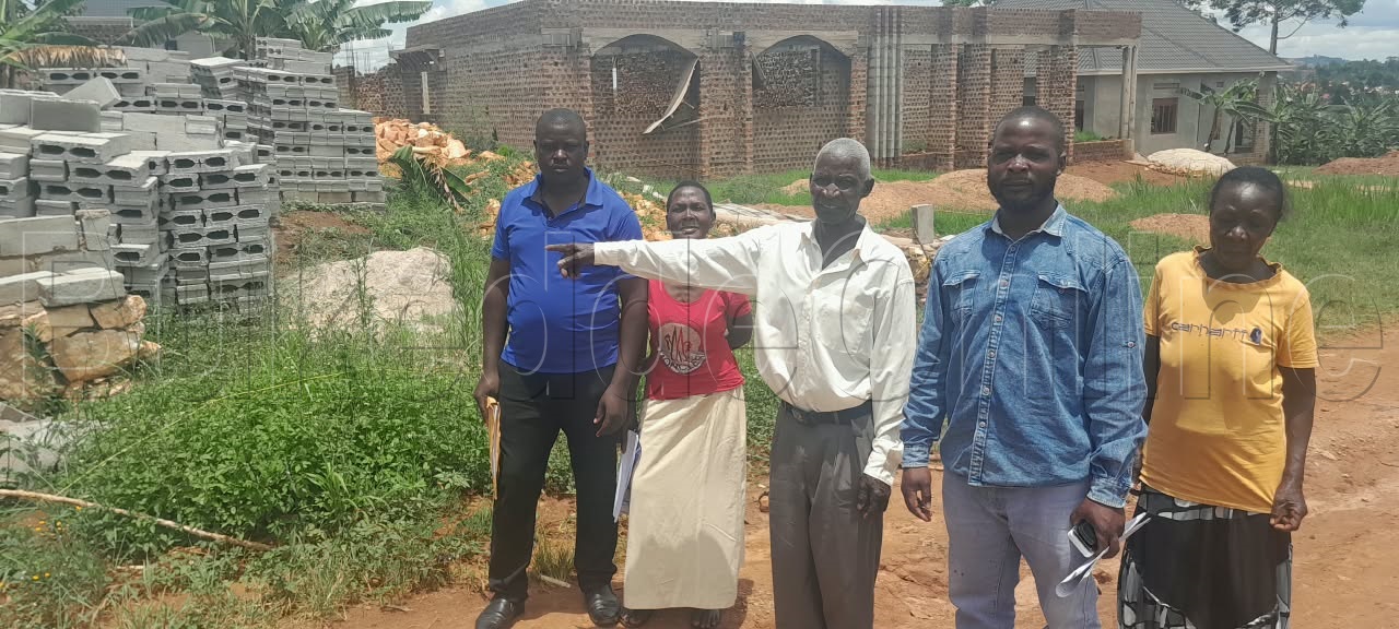 Nkubakyeyo ne famire ye nga bali ku nnyumba gyebaamenye
