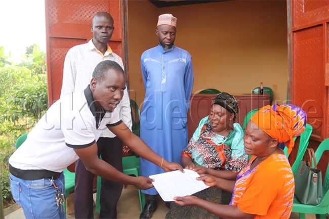 Omugagga Deus Ssali nga akwasa Nakanaabi Nuliat endagaano z'ekifo ne nnyumba by'amuwadde 