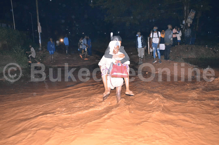 'Mpeeka bwe tusala tuteese, ono omukyala ndowooza eby'okulinnya mu mazzi yabadde taabisobole n'asalow bamusitule