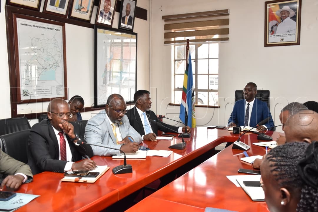 Aba KCCA nga bali mu nsisinkano ne Minisita Fred Byamukama