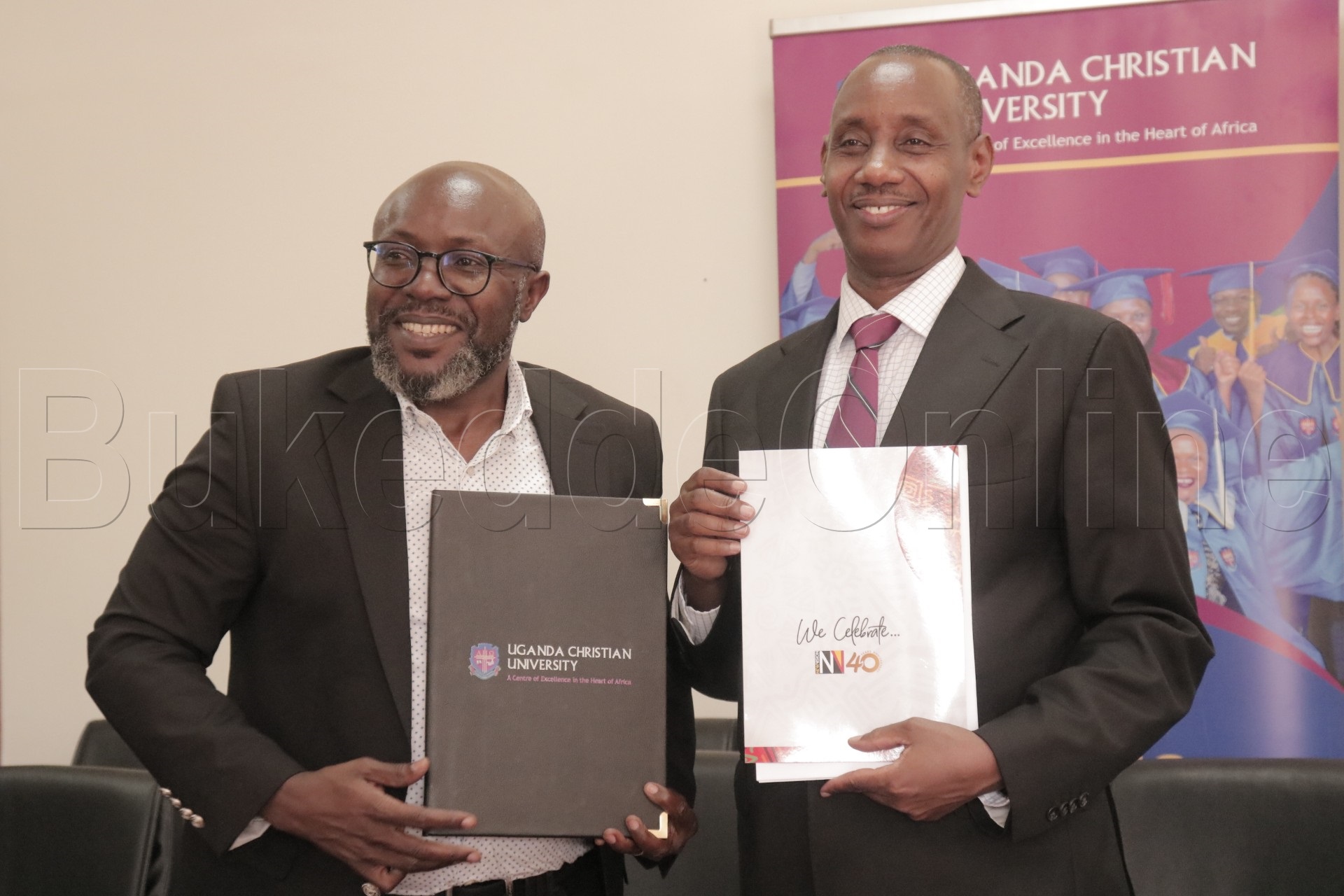 Akulira Vision Group Don Wanyana ng'ali n'akulira ettendekero lya UCU Aaron Mushengyezi oluvannyuma lw'okussa omukono ku ndagaano 