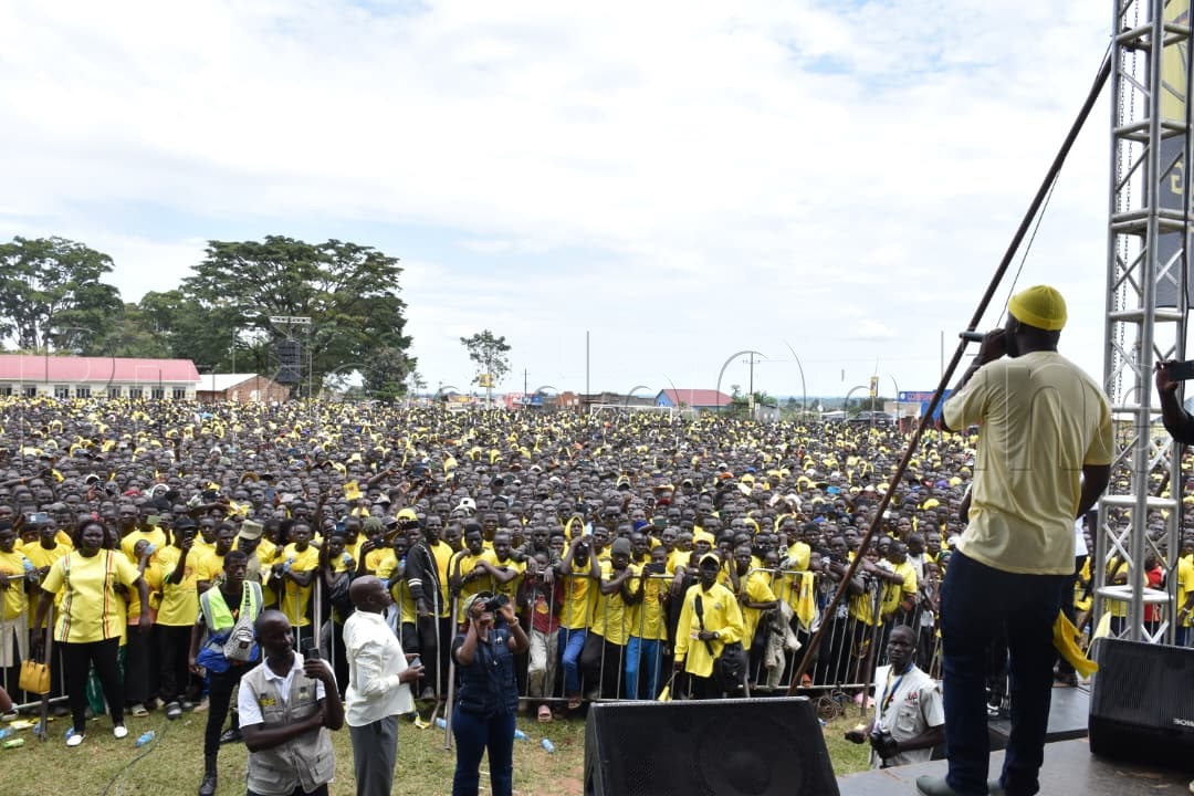 Eddie Kenzo ng'ayimbira ku Rally ya Museveni