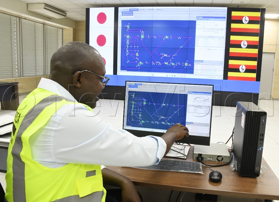 Moses Mugalanzi, Traffic Engineer KCCA takes the guests through a live system demonstration inside the traffic control centre. (Credit: Mpalanyi Ssentongo)