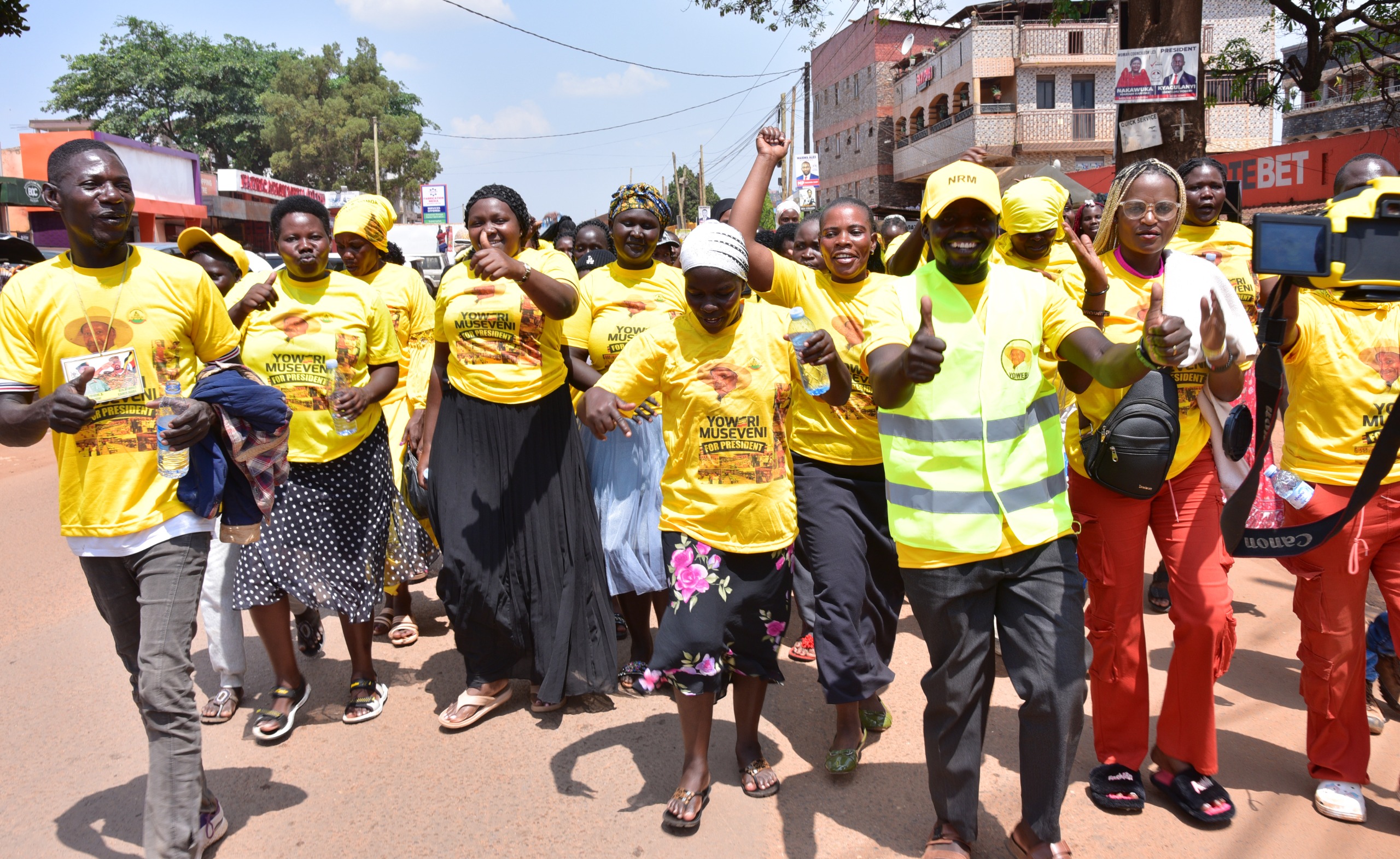 Abamu ku baaganyulwa mu Youth Wealth Creation e Nakawa ne Makindye nga bayisa ebivvulu.