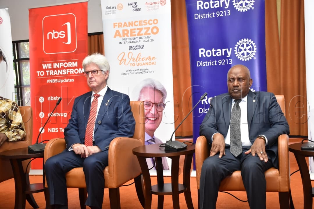 Lulezidenti wa Rotary Frencesco Arezzo ku kkono ate ku ddyo ye Emmanuel Katongole nga bali mu lukung'aana lw'abannamawulire e Munyonyo