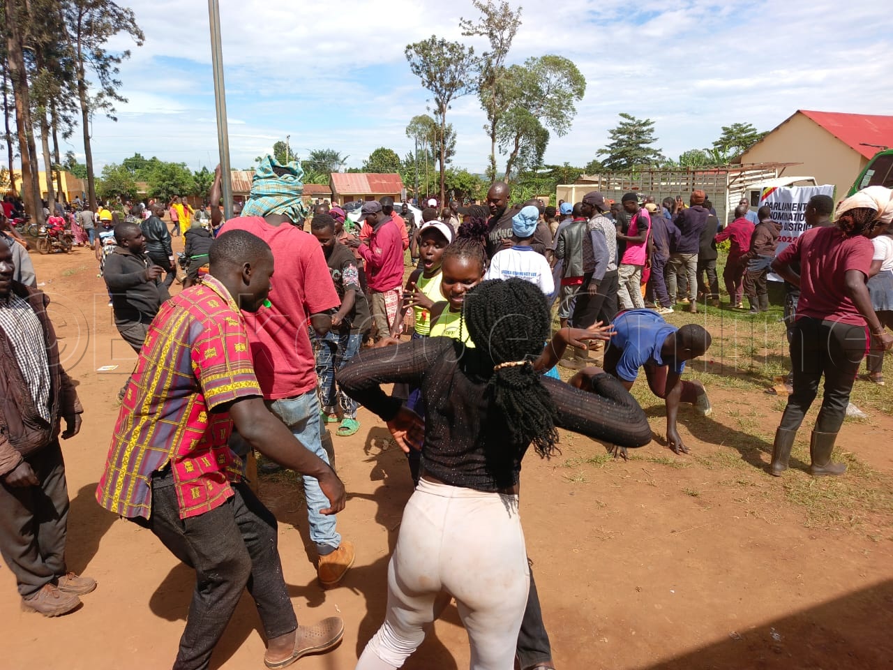 Abakyala n'abaami abaawerekedde bwe babadde bafaanana.