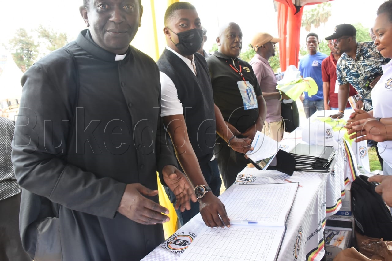 Ying. Saava Mukasa ng'ali ne Fr. Anthony Musaala