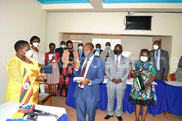 Katikkiro wa Uganda Robinah Nabbanja ku (ku kkono) ng'ayogera eri abaadiventi. Wakati ye Dr. Daniel Mate akulira enzikiriza y'Abaadiventi mu ggwanga 