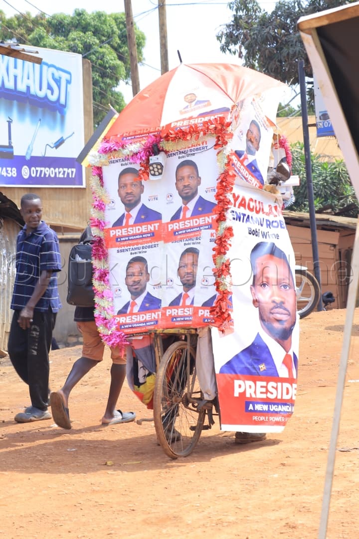 Omuwagiz wa Kyagulanyi ng'akutte ekipande ekiriko omukulembeze we.