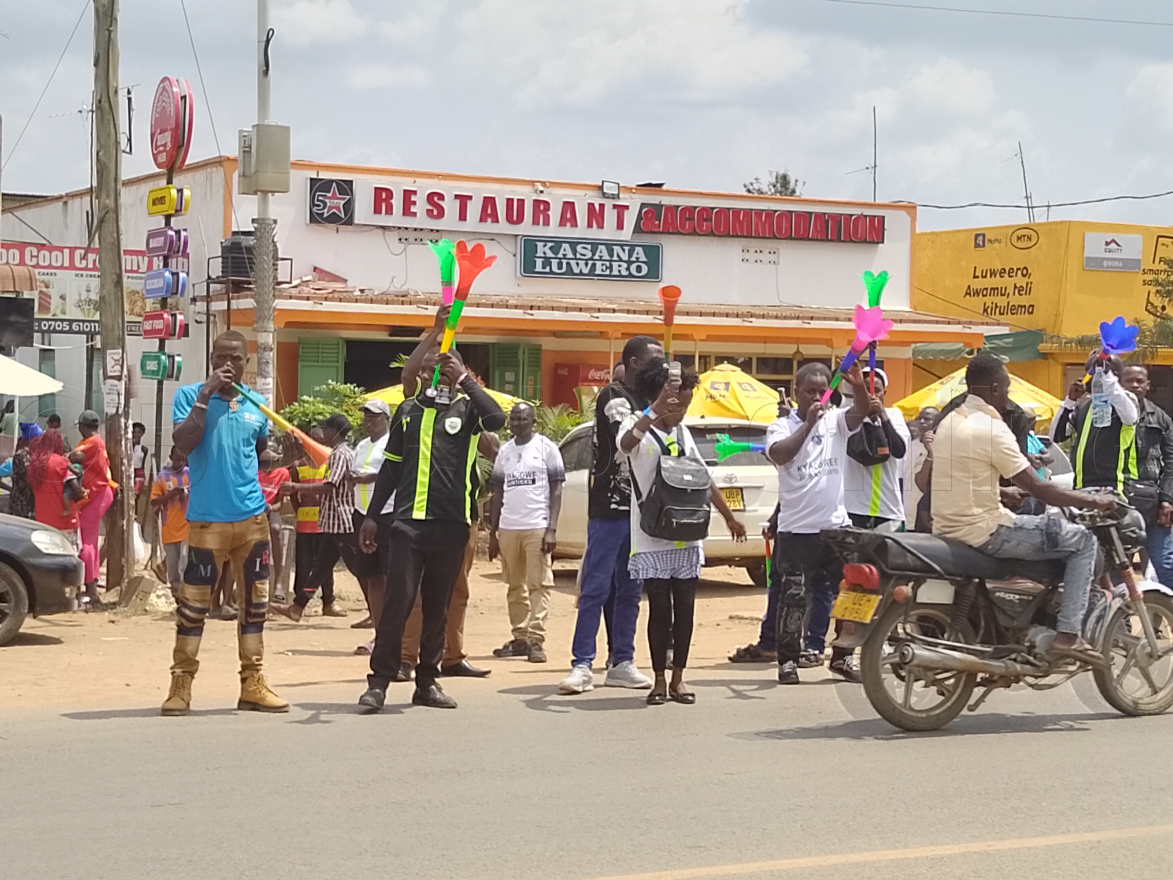 Abawagizi ba Kyaggwe nga babunye ekibuga Kasana mu Luweero.