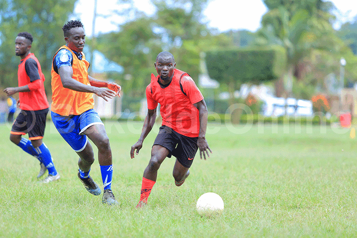 Julius Mutyaba (ku kkono) ng'attunka ne Mikidad Ssenoga