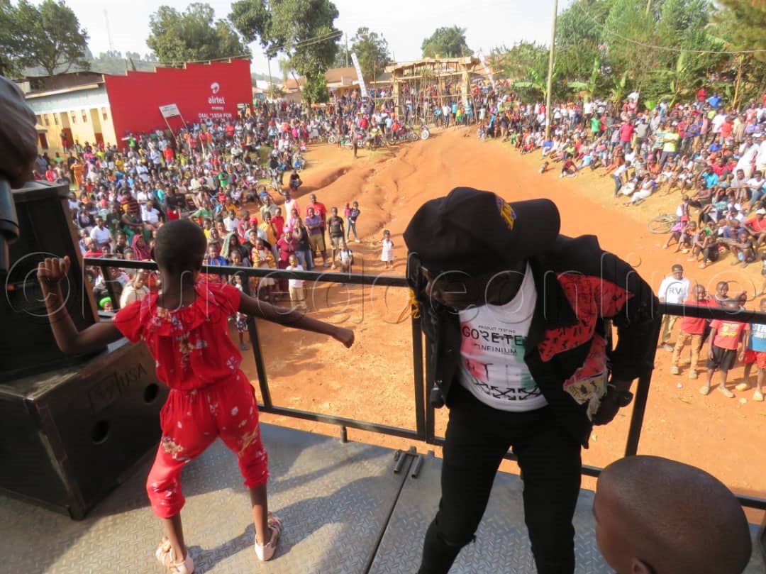 Mc maswanku ng'asanyusa abatuuze.