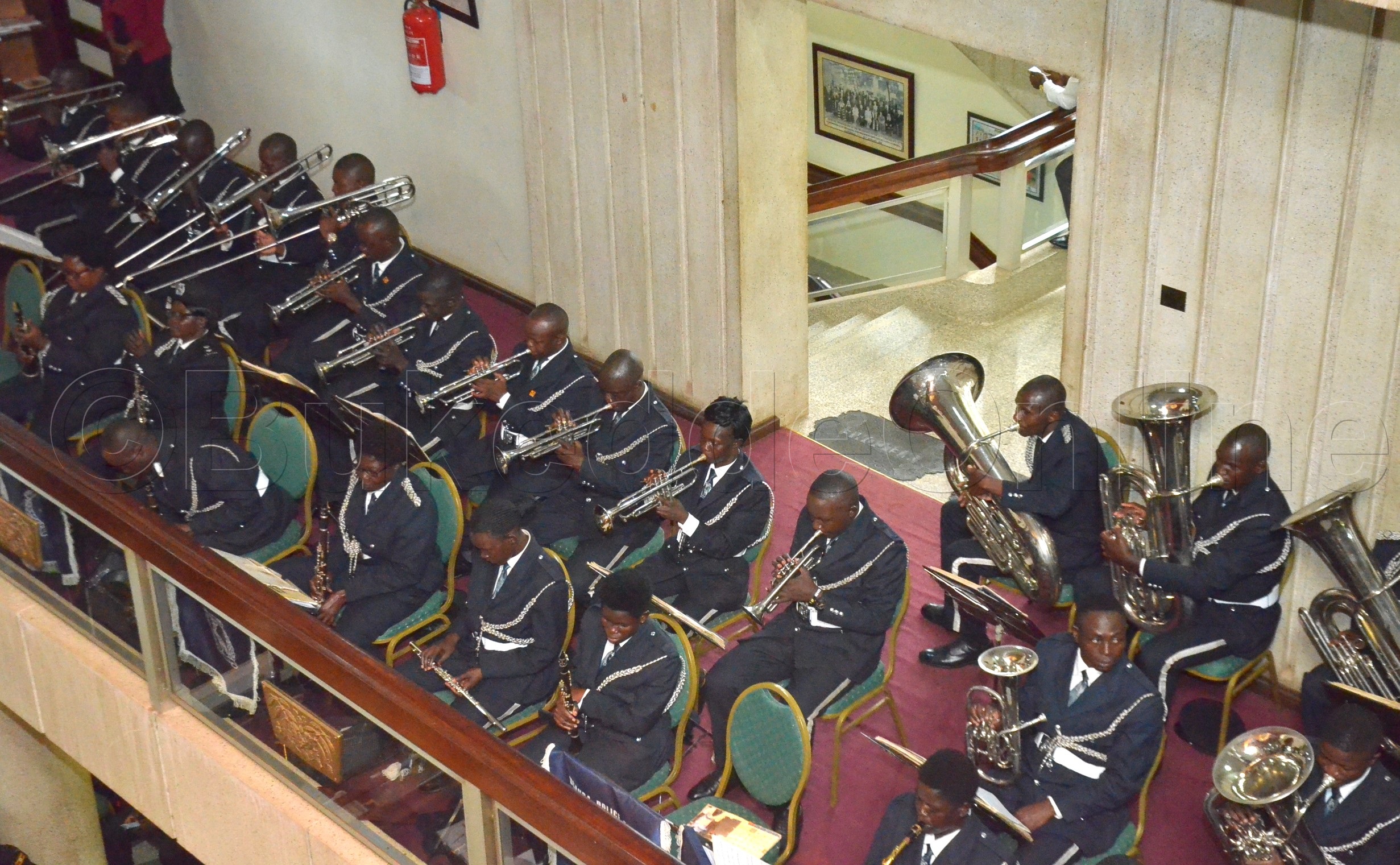 Bbandi Ya Poliisi Ng'ekuba ennyimba.