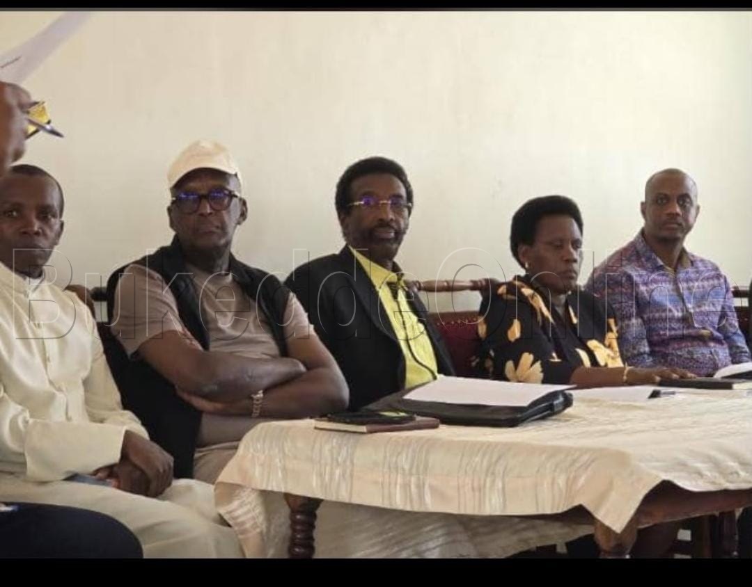 Muhwezi (ow'okusatu ku ddyo) ne Tumukunde mu kulayiza olukiiko lw'abavubuka n'abakadde