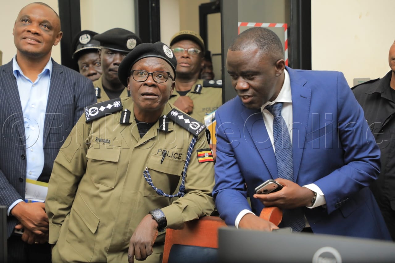 Ssaabaduumizi wa Poliisi (wakati), Abas Byakagaba ng'aliko by'awuliriza mu kulambuza minisita.