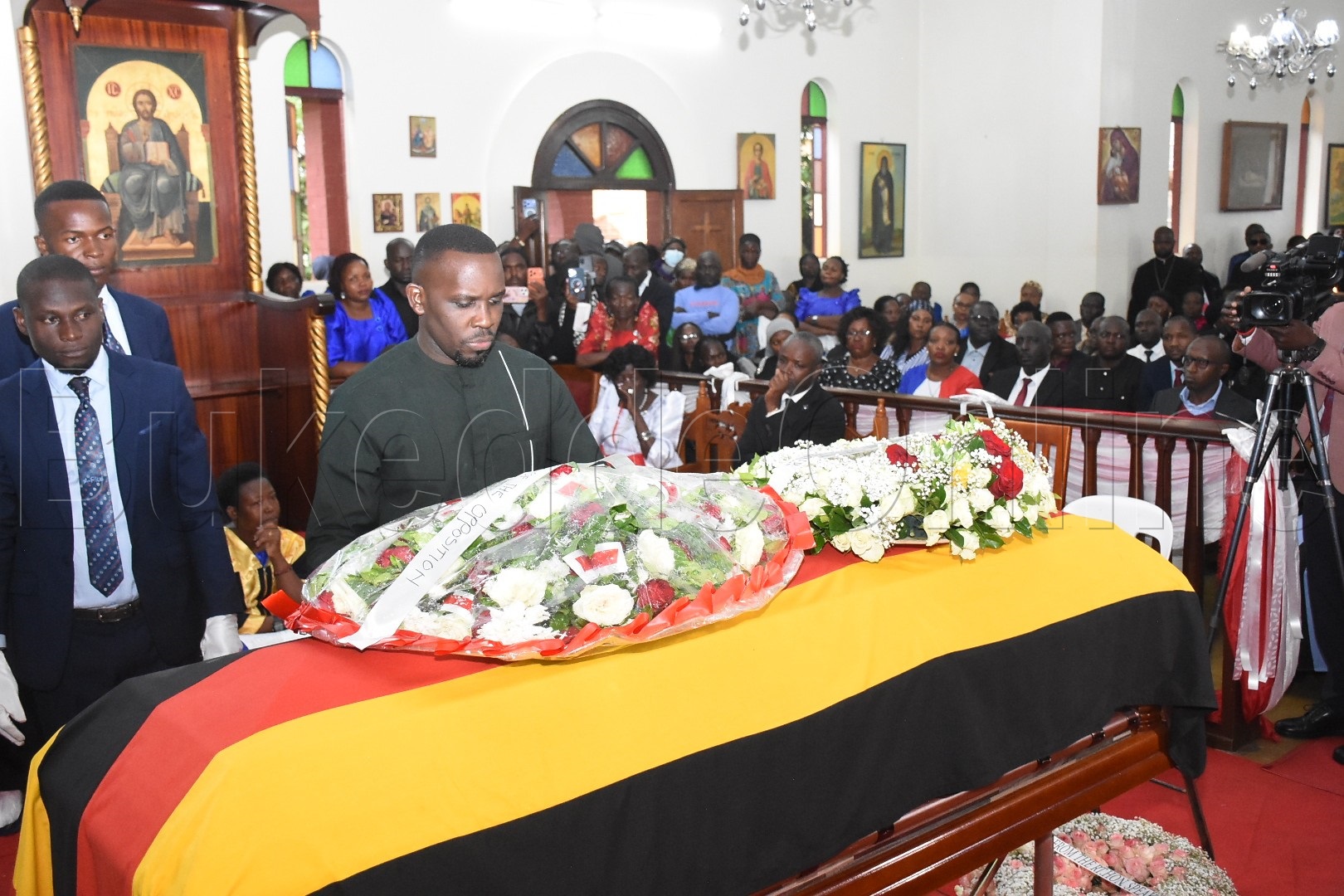 Joel sennyonyi ng'ateeka ekimuli ku mubiri gw'omugenzi Helen Nakimuli