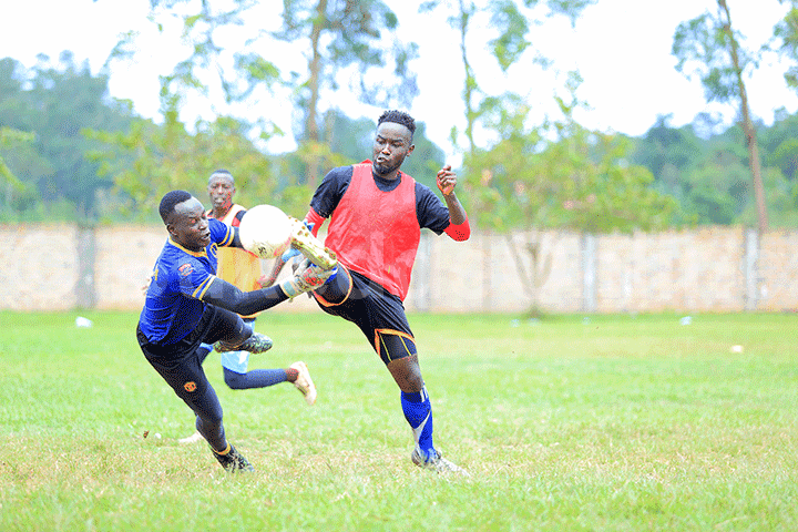 Brian Nkuubi ku ddyo ng'attunka ne Samuel Kammwaka ku kkono