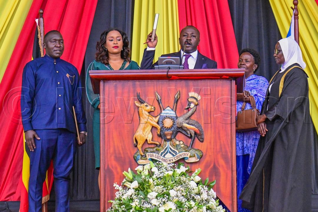 Ismail Kasule taking oath to assume office as the MP for Hoima West. (Photo by Miriam Namutebi)