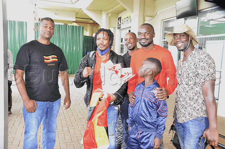 Ouma nga yaakatuuka Entebbe ku kisaawe.