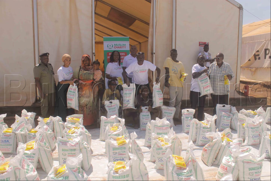 Abantu mu nkambi y'ababundabunda nga bafuna emmere