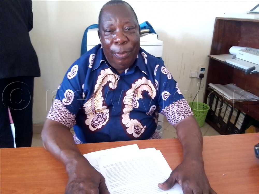 The chairperson of Padhola Elders Forum, Thomas Okoth Nyalulu addressing the media. (Photo by Faustine Odeke)