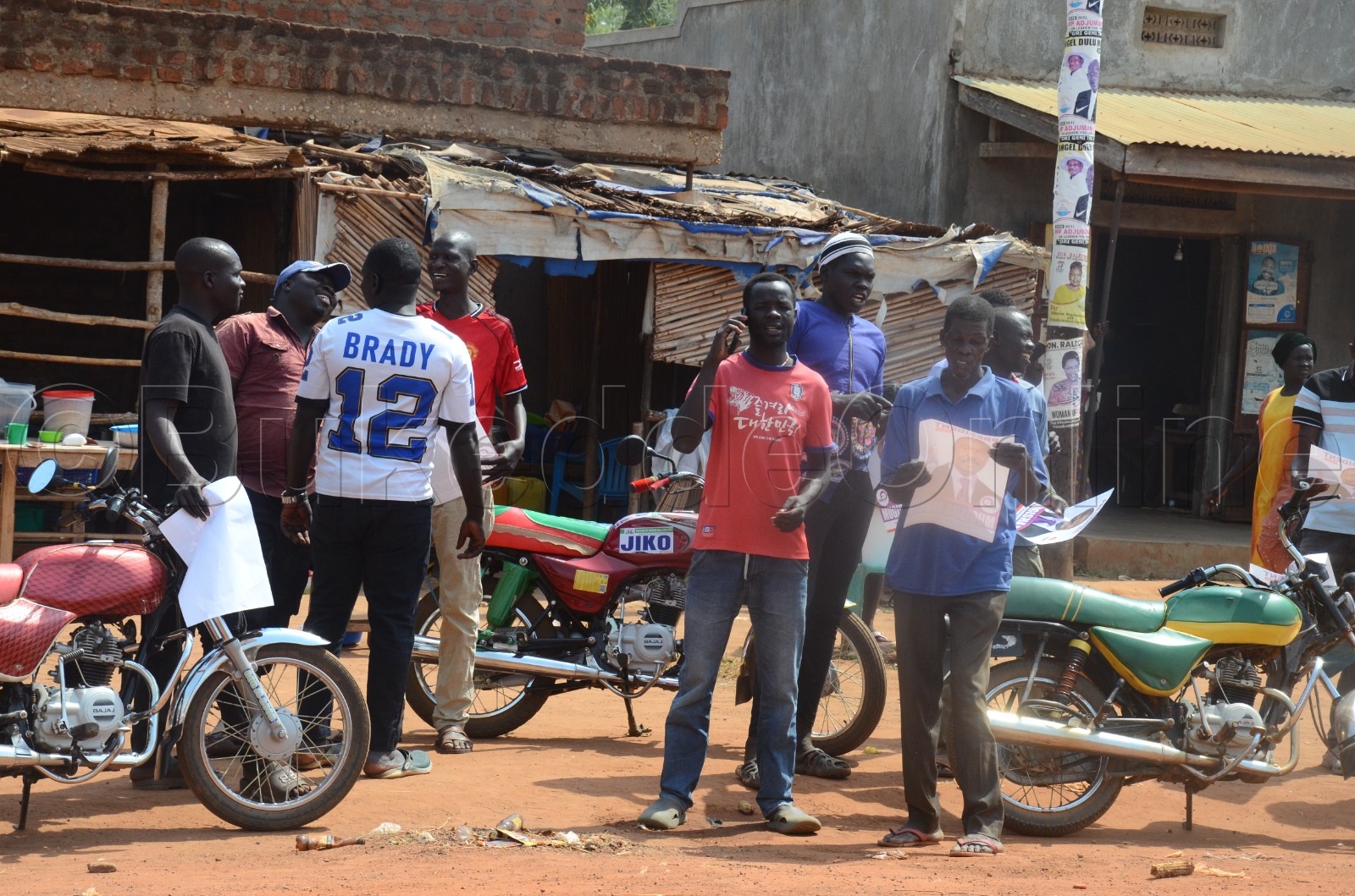 Abamu ku bawagizi be abaadde ku kkubo n'ebifaananyi bye