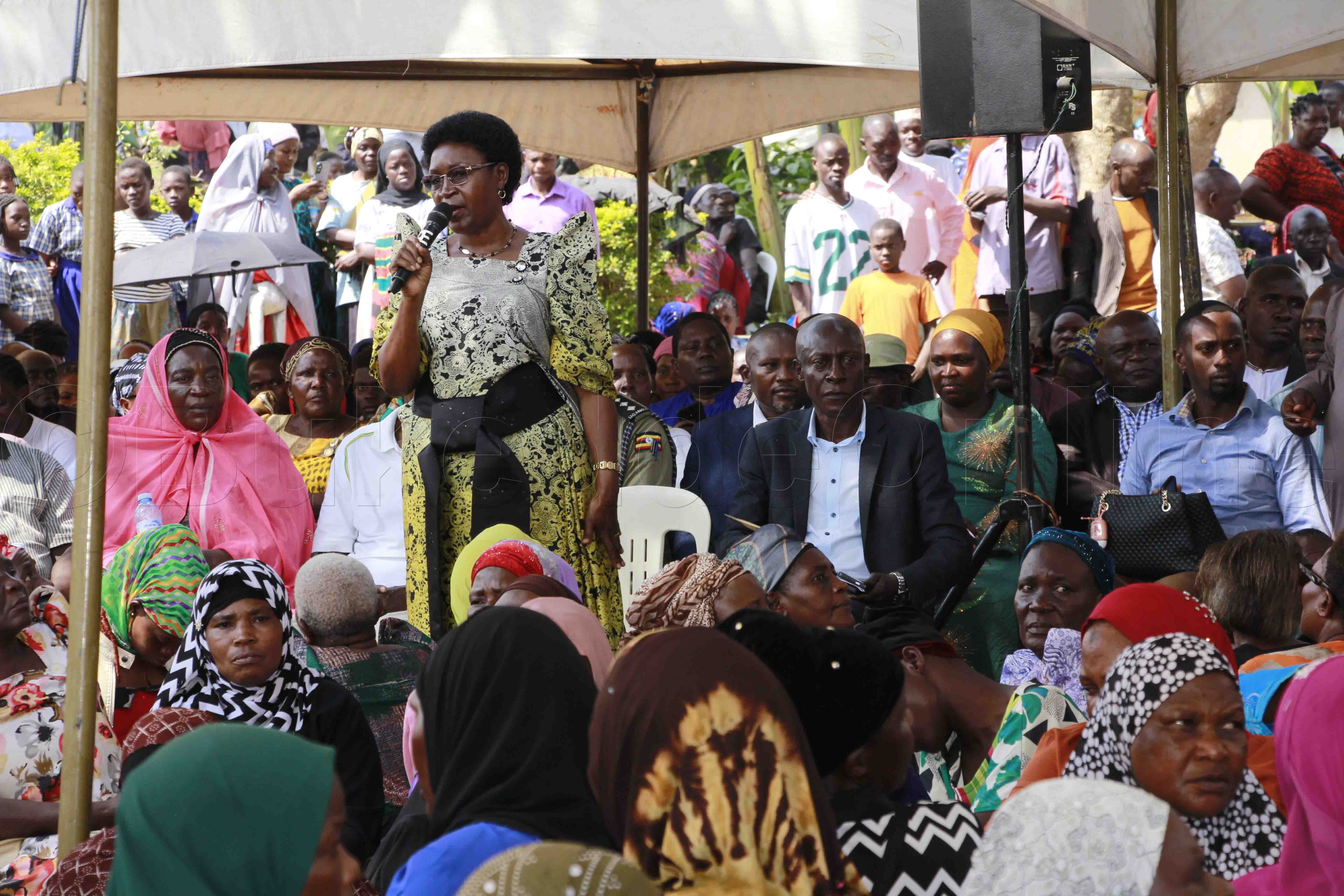 Ssaabakunzi wa NRM Sseninde ng'ayogerako eri abakungubazi.