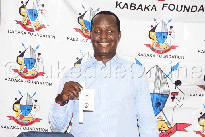 Omulangira Ng'alaga Bbaluwa Ekakasa Nti Awaddeyo Omusaayi Gwe.