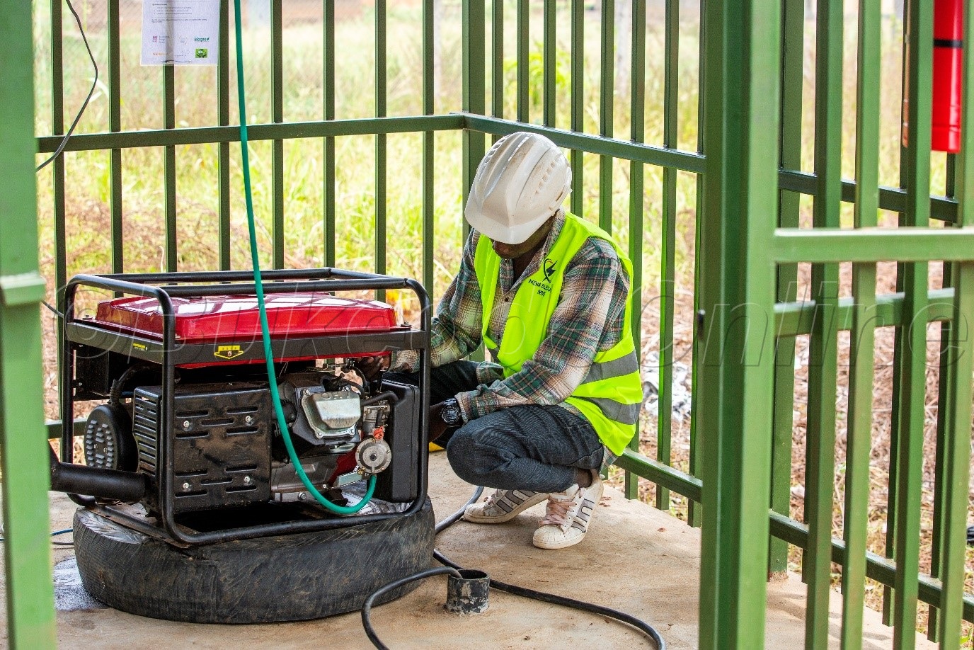Omukugu Wa Kkampuni Ya Bsul Ng'alaga Generator  Gye Bakozesa Okukola Amasannyalaze Okuva Mu Biogas (1)