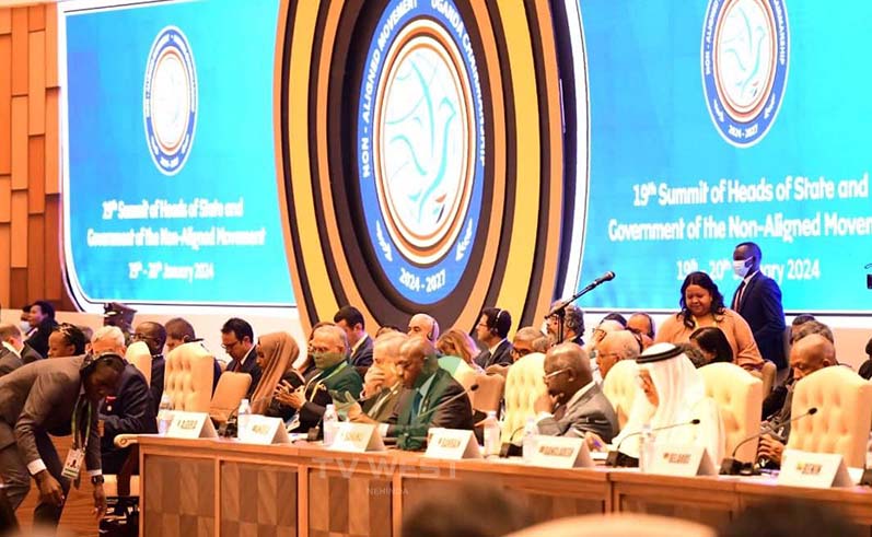 Purezidenti Museveni naaza omu bigyere bya Purezidenti wa Azerbaijan...(Photo by Eddie Ssejjoba)