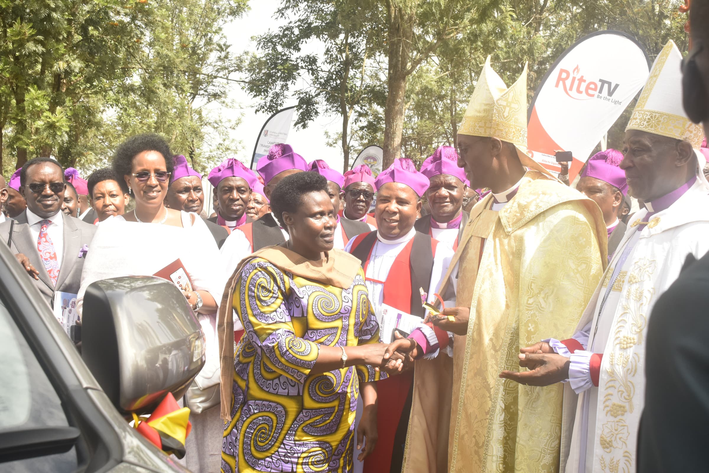 Rtd. Maj. Jessica Alupo, Omuhwezi wa Purezidenti arikuramukanya na Biishopu omusya owa North Ankole, Rev. Alfred Muhoozi bwanyima y'okwemekwa. 