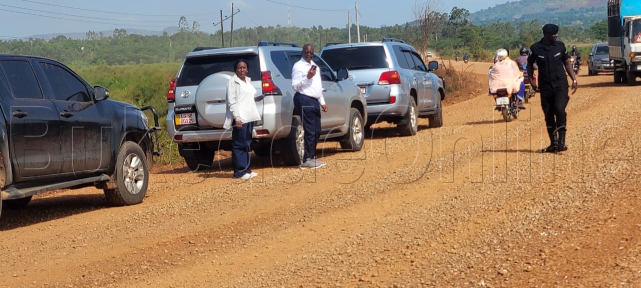 Ku kkono ye Barbra Namugambe omumyuka w'omuwandiisi w'enkalakkalira mu minisituke y'ebyenguudo n'entambula wamu he Waiswa Bageya omuwandiisi w'enkalakkalira mu minisitule mu kulambula omulimu ogukolebwa ku luguudo lwa Busunju-Kiboga 