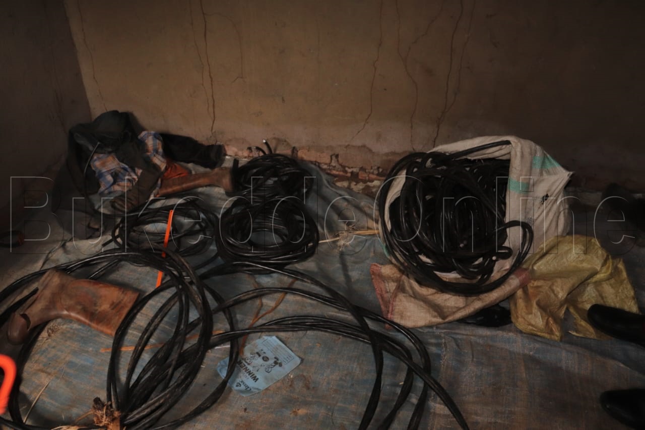 Waya z'amasanyalaze ezisangiddwa mu nju ya Mugulusi