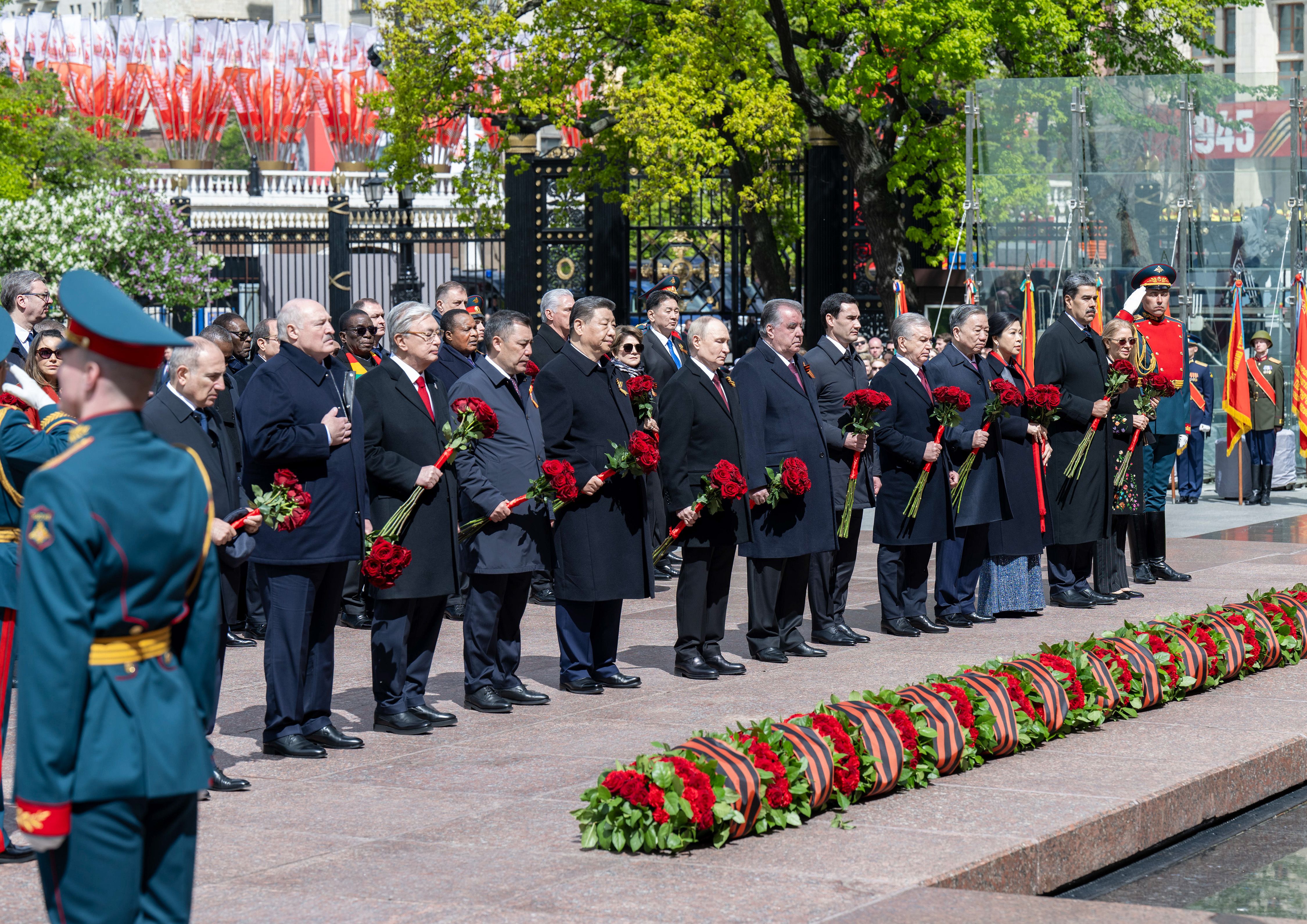 Chinese President Xi Jinping, along with other leaders, lays flowers at the Tomb of the Unknown Soldier and observes a moment of silence, following the celebrations marking the 80th anniversary of the victory in the Soviet Union's Great Patriotic War in Moscow, Russia, May 9, 2025. (Xinhua/Zhai Jianlan)