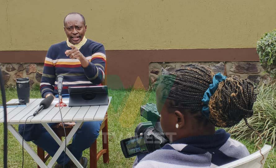 Hon Robert Mwesigwa Rukaari arikugaaniiraho n'abanya makuru eriizooba omuri Mbarara City. PHOTO: GIDEON SSENYOMO