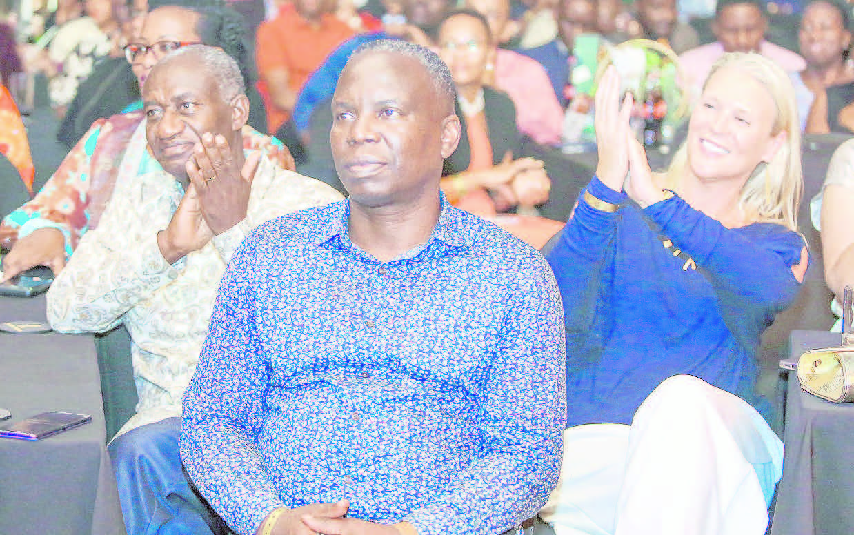 Amyuka Akulira Vision Group, Gervase Ndyanabo (akuba Engalo) Ne Michael Mukasa Ssebowa Akulira Bukedde, Mu Kivvulu.