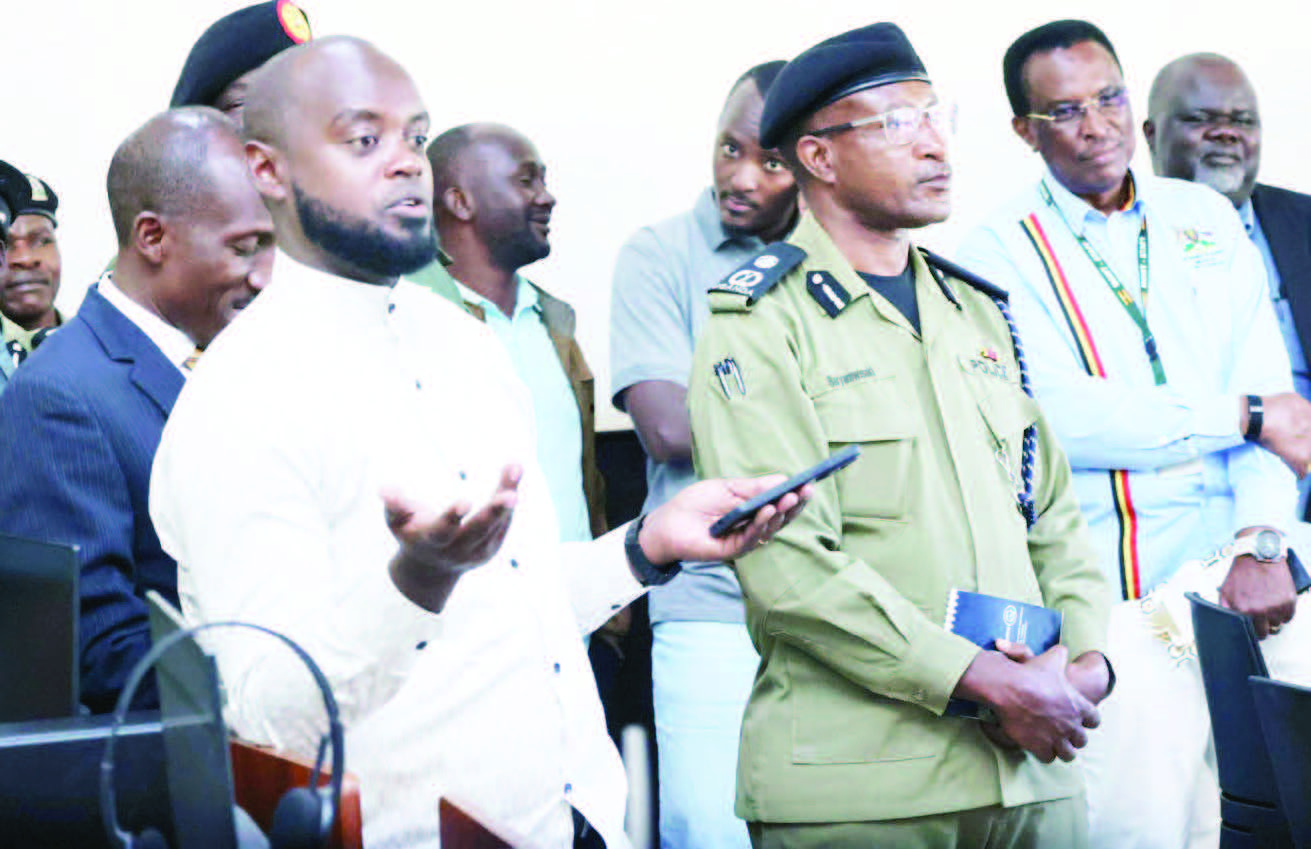 Omubaka Mwine Mpaka (ku kkono), AIGP Felix Baryamwisaki dayirekita wa ICT mu poliisi ne Winston Katushabe, kaminsona avunaanyizibwa ku mateeka g&rsquo;ebidduka nga beetegereza.