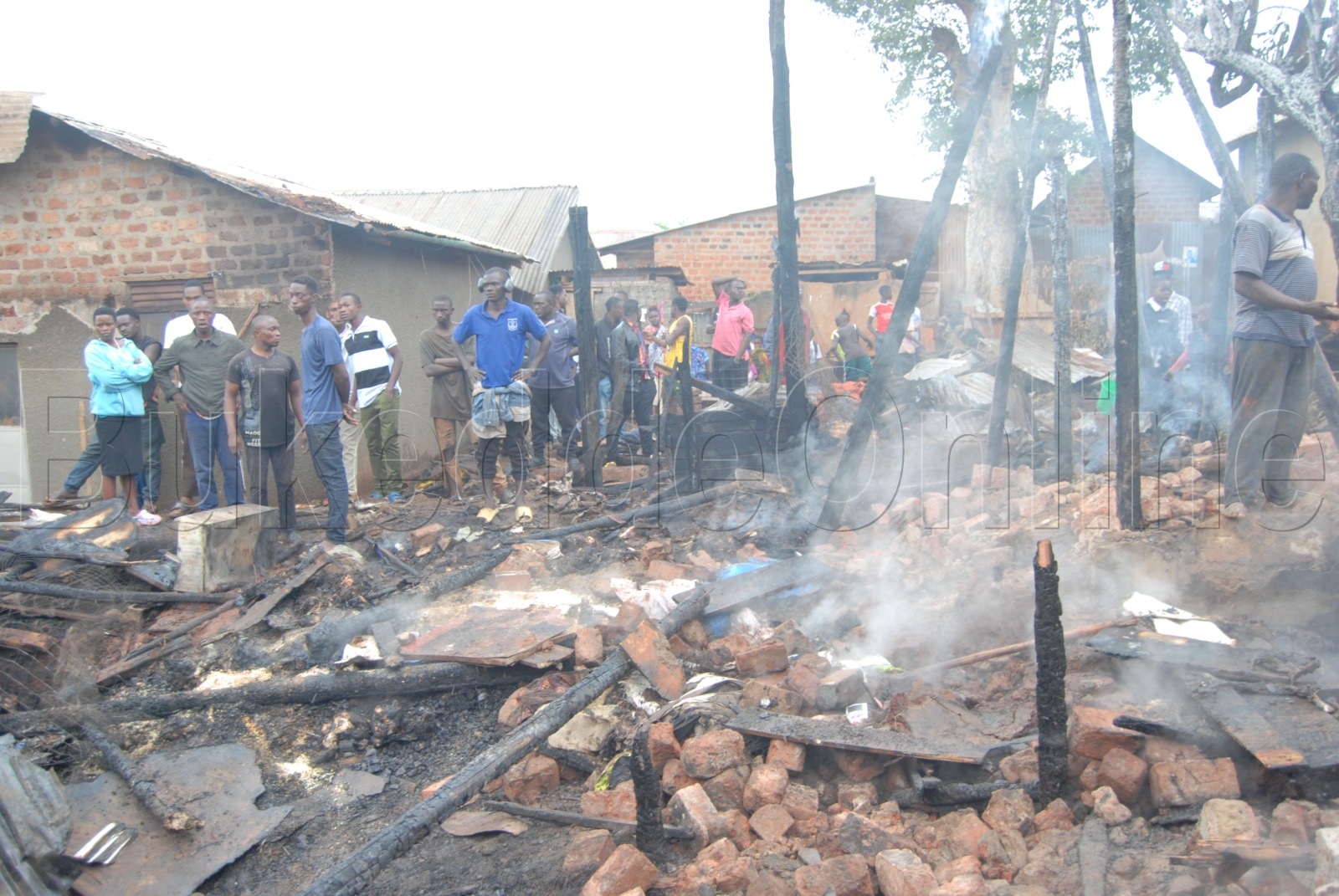 Abavubuka nga bali awakutte omuliro