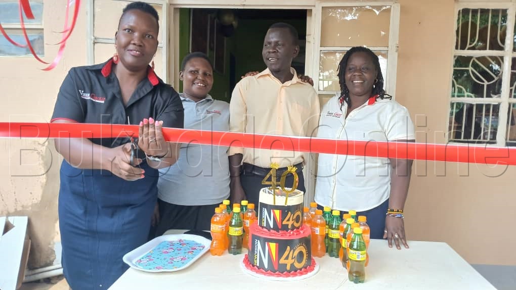 Abakozi ba Vision Group ab'ettabi ly'e Mbarara nga bajaguza emyaka 4o egya NV