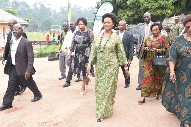 Maama Nnaabagereka ng'atuuka ku ssomero lya Homesdarlen 