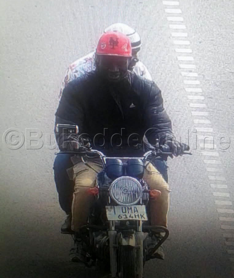 Akatambi akaakwatibwa kkamera bwe baali ku bbooda nga babba.