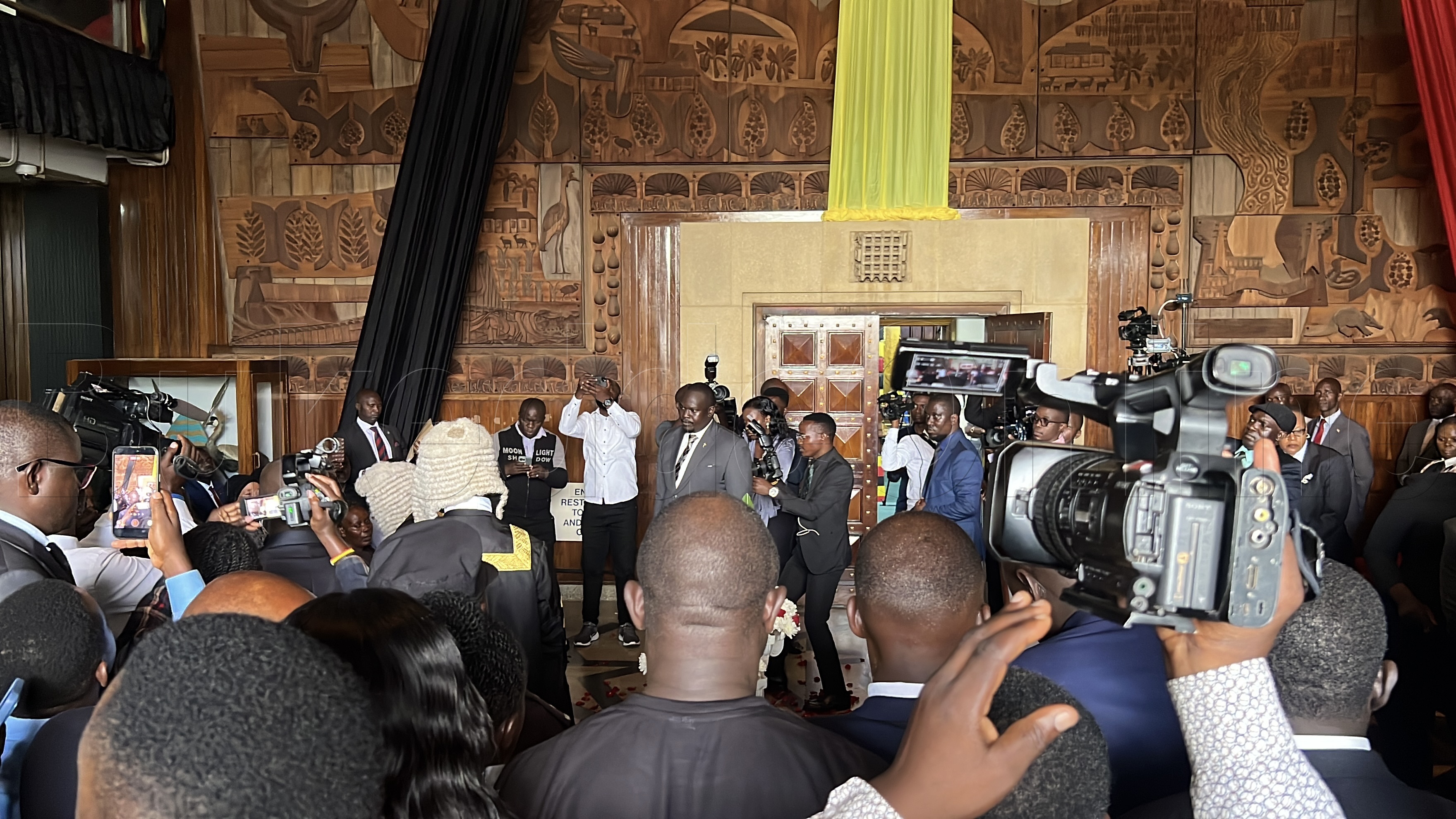 Ababaka nga bakungubagira Helen ku Palamenti