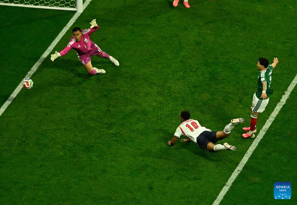 Jude Bellingham (2nd R) of England scores with a header during the round of 16 match between Mexico and England at the 2026 FIFA World Cup at the Mexico City Stadium, Mexico, July 5, 2026. (Xinhua/Li Muzi)