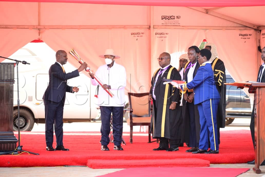 Thomas Tayebwa nga bamukwasa ebikozesebwa