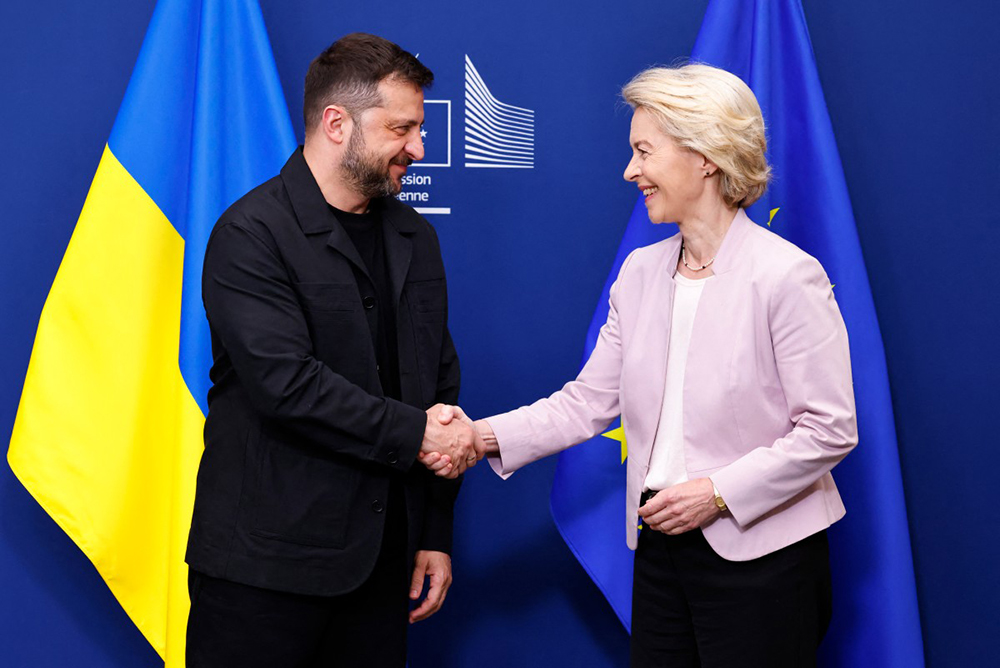 European Commission President Ursula Von der Leyen (R) shakes hands with Ukraine's President Volodymyr Zelensky before a meeting at the Europeaan Commission in Brussels, on August 17, 2025.